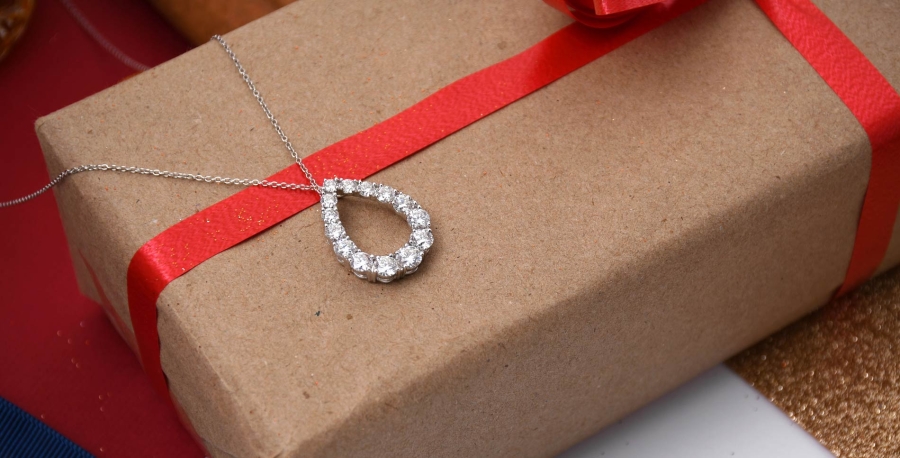 The Diamond Pendant | Jewellery Must-Haves