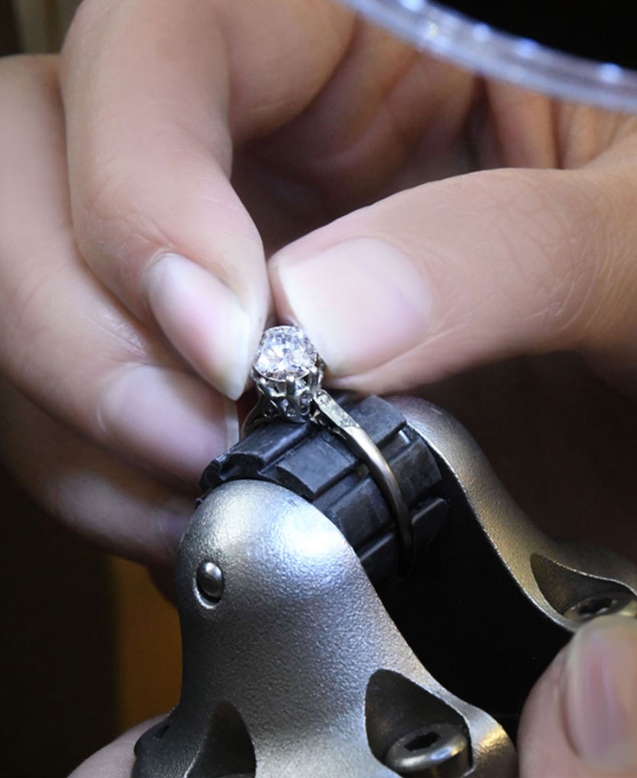 Create a Bespoke Engagement Ring at Laings