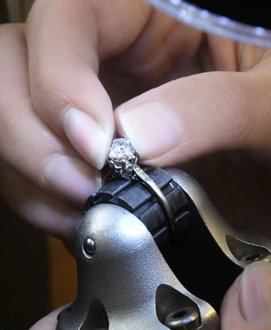 Create a Bespoke Engagement Ring at Laings