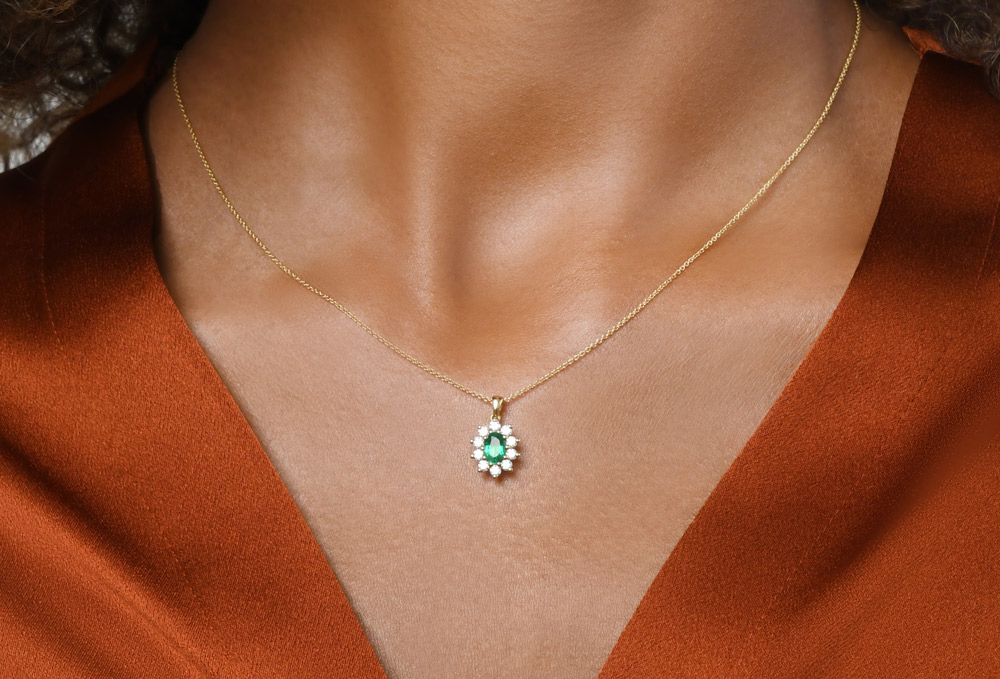 Yellow gold Emerald necklace