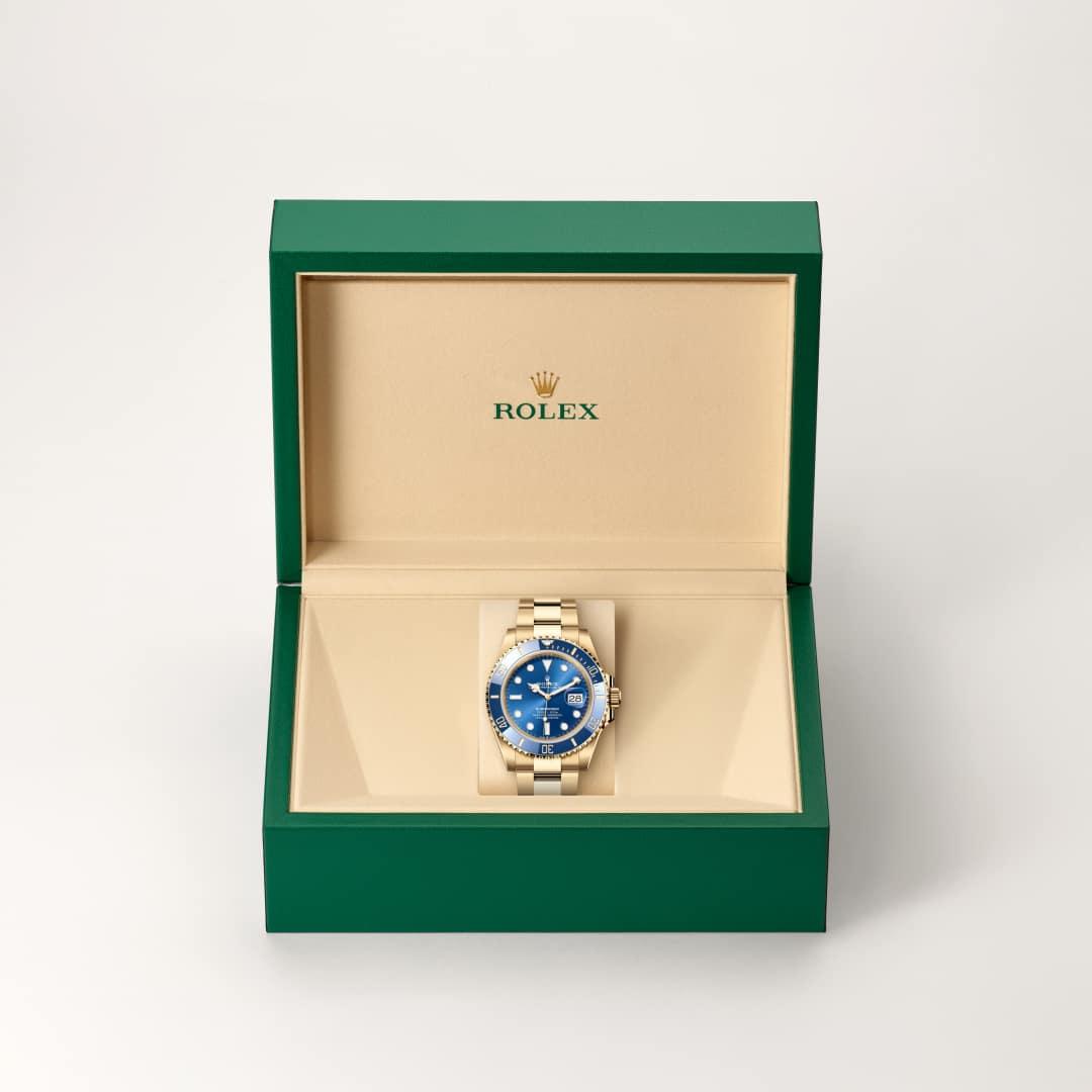 Rolex Submariner Date M126618LB-0002 in Rolex box