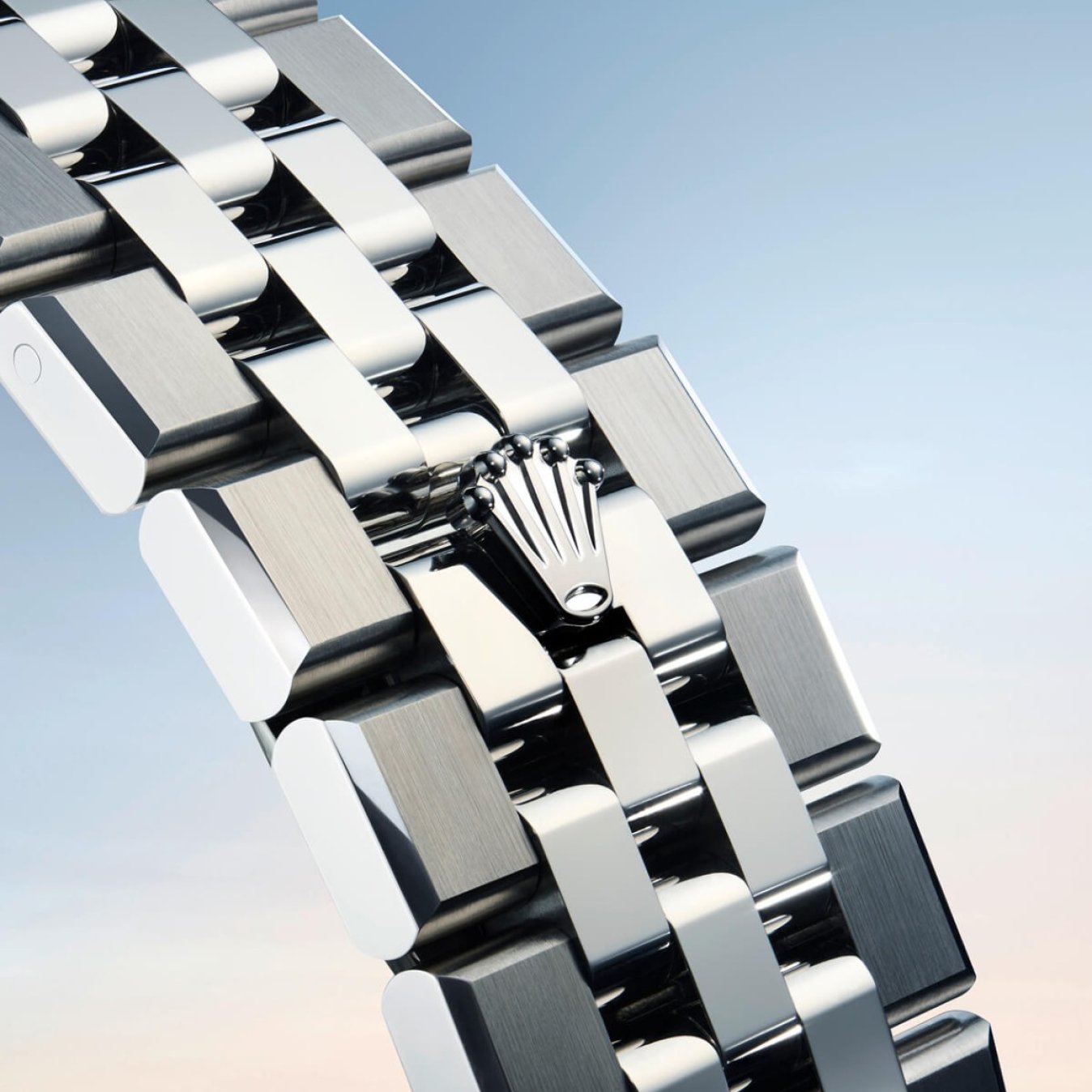 Close-up details of the Flat Jubilee bracelet on the Land-Dweller timepiece